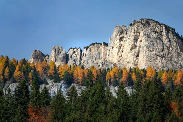 AERIAL: Vista de los espectaculares Dolomitas italianos en una soleada tarde de otoño. — Foto de Stock