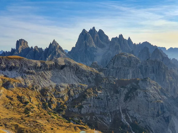 DRONE : Survoler une vallée herbeuse et vers la chaîne de montagnes rocheuses des Alpes. — Photo
