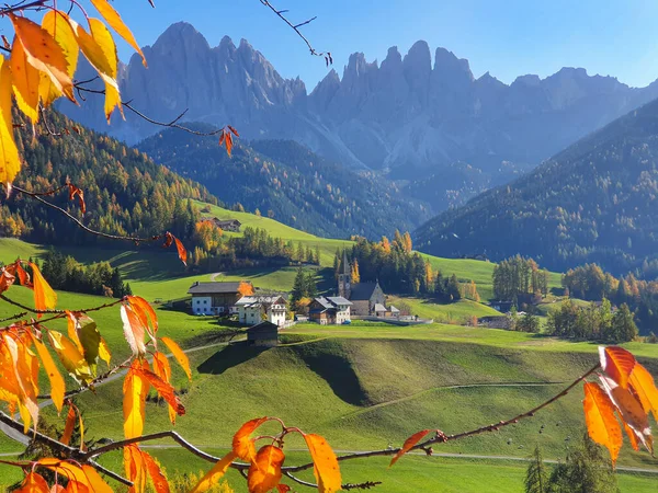 CLOSE UP: Scenic view of Santa Magdalena surrounded by stunning mountains. — Stock Photo, Image