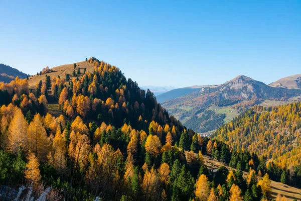 DRONE: Létání nad podzimními barevnými kopci malebné italské krajiny. — Stock fotografie