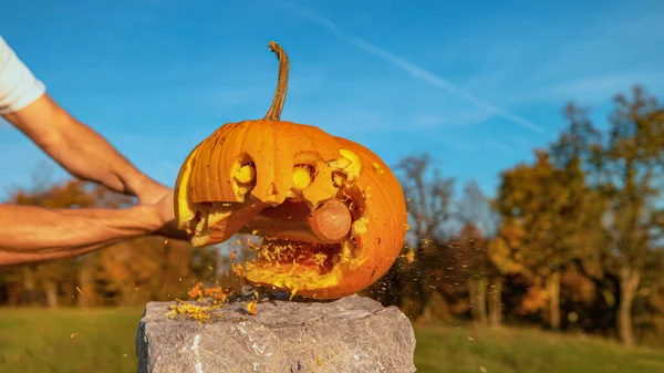 CERRAR: Calabaza de Halloween con la cara asustada ser aplastado con bate de béisbol —  Fotos de Stock