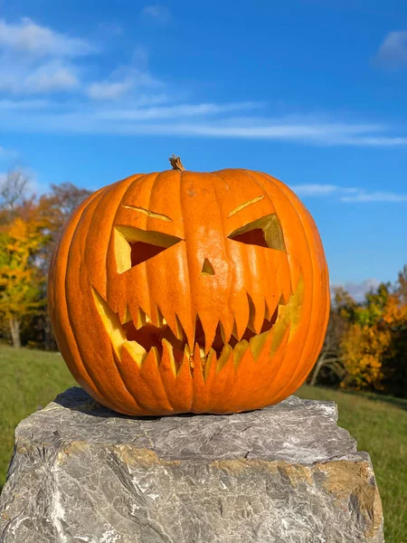 PORTRAIT: Decoración de calabaza naranja grande con una cara aterradora en Halloween —  Fotos de Stock