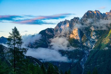 Güzel bir sabahta Vrši geçidi ve Martuljek sırtı üzerinde uçmak..