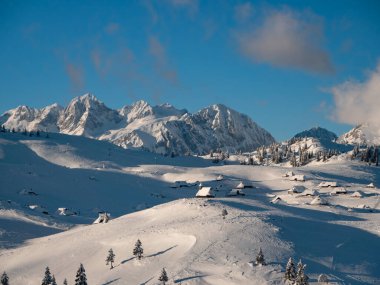 Turistik bir dağın tepesindeki kış manzarasının muhteşem bir görüntüsü.