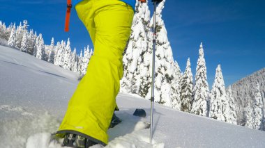 Ayrılık gezisinde tanınmayan bir adam taze kar tozu sürüyor..