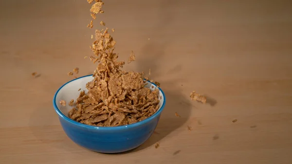 CERRAR: Los cereales orgánicos fibrosos caen por el aire y en un recipiente vacío. —  Fotos de Stock