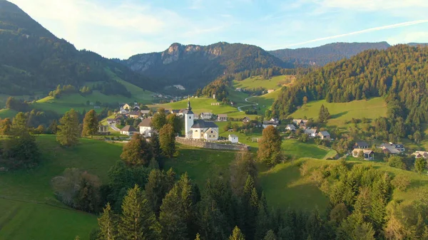 DRONE: Létání po kostele a hřbitově na vrcholu kopce s výhledem do krajiny — Stock fotografie