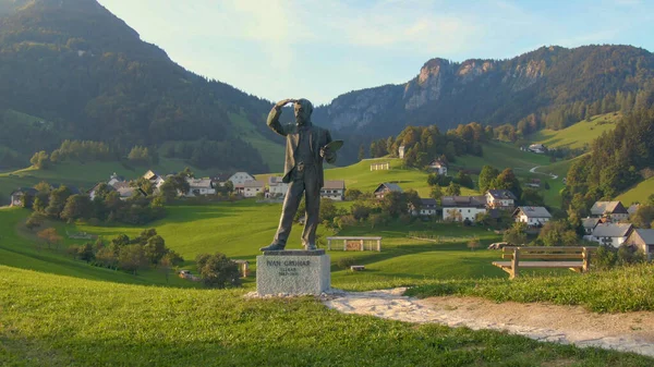 一位著名的斯洛文尼亚画家的雕像被金光闪闪的乡村环绕着. — 图库照片
