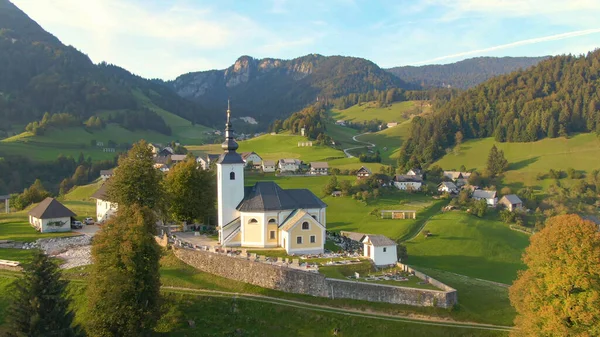 DRONE: Vzdušný pohled na idylickou slovinskou krajinu za slunečného podzimního večera. — Stock fotografie