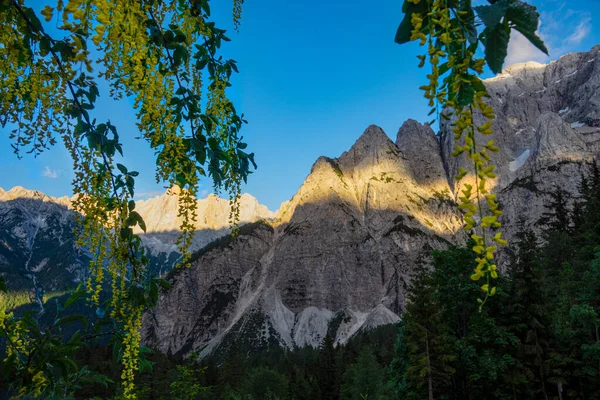 ПІДКАЗКА: Ранкові сонячні промені освітлюють гірський хребет Мартульєк.. — стокове фото