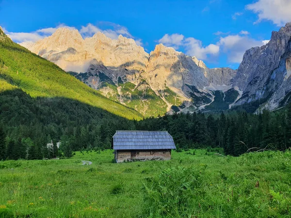 Картинний знімок самотнього дерев'яного будинку, оточеного величними Юліанськими Альпами.. — стокове фото