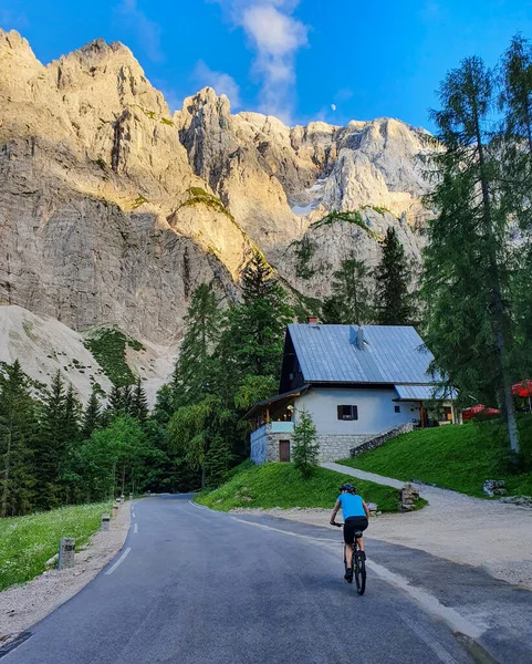 VERTICAL : Fit touriste féminine explore un parc national dans les Alpes juliennes à vélo. — Photo