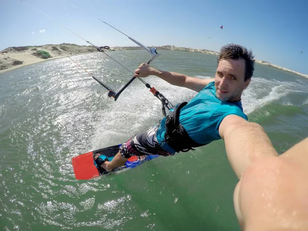 SELFIE: Glada kaukasiska mannen har roligt kitesurfing under sommarsemester. — Stockfoto