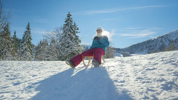 FECHAR UP: Feliz turista caucasiano feminino é sleighing o sertão cênico. — Fotografia de Stock