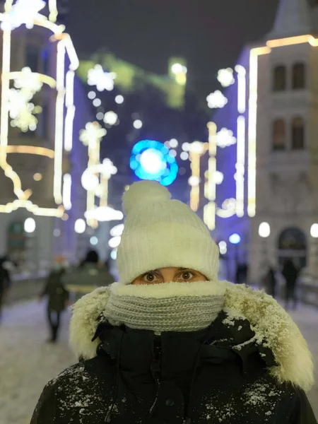 PORTRAIT : Femme a peur de visiter le centre-ville à Noël en raison de covid-19. — Photo