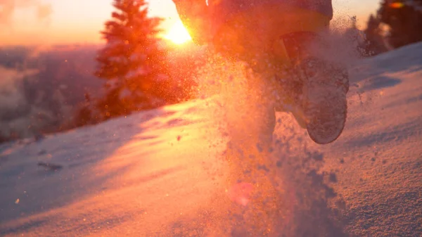 LOW ANGLE: Vers poeder sneeuw geschopt door toeristische glitters in de avond zon. — Stockfoto