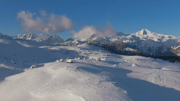 DRONE: Adembenemend Velika Planina in de winter is leeg als gevolg van de gezelligheid19 pandemie. — Stockfoto
