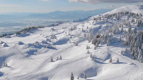AERIAL: Spectaculair vliegend schot van de schilderachtige winterse bergen op een zonnige dag. — Stockfoto