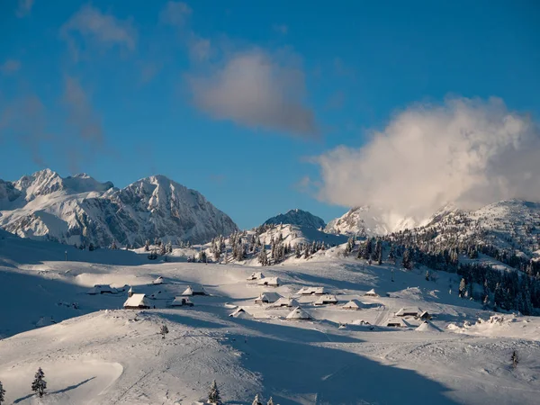 AERIAAL Vliegen naar het besneeuwde toeristische dorp in de Sloveense bergen — Stockfoto