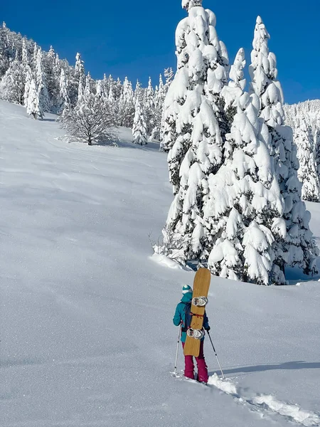 DRONE: Przystanki turystyczne, aby obserwować wietrzny krajobraz podczas wycieczki snowboardowej. — Zdjęcie stockowe