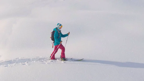 AERIAL: Νεαρή γυναίκα ανεβαίνει στην ύπαιθρο για να αποσχιστεί από το splitboard στις Julian Alps — Φωτογραφία Αρχείου