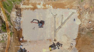 İnşaatçıların üzerinde uçarak beton levhaya pvc kurulum tüpleri yerleştiriyorlar.