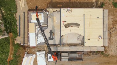 Çağdaş çapraz kaplamalı ahşap bir ev inşa ederek müteahhitlerin üzerinden uçuyor.