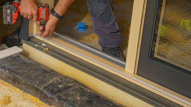 Tanımlanamayan müteahhit pencereyi yerleştirirken bir delik açıyor.