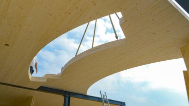 Çağdaş CLT evi güneşli bir bahar gününde monte ediliyor..
