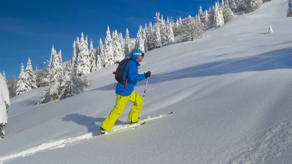 CERRAR: esquí turístico masculino recorriendo los Alpes Julianos sube una colina nevada. — Foto de Stock