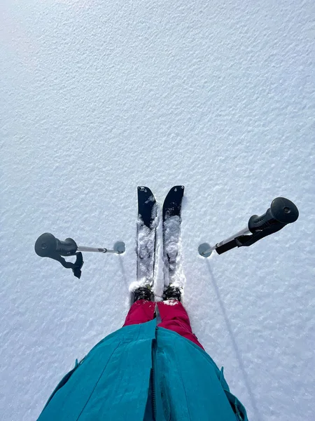 当你在阿尔卑斯山度假时，俯瞰着你的木板和柱子 — 图库照片