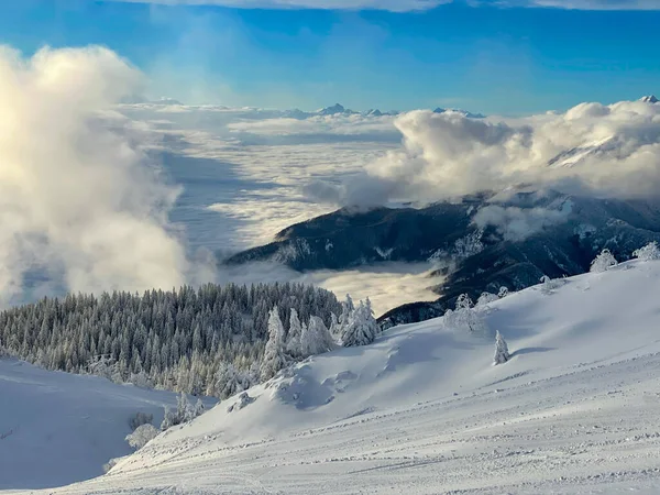 DRONE: Luchtopname van sneeuw en mist over de verre vallei en bergketen. — Stockfoto