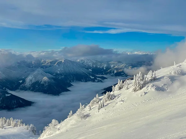 AERIAL: Spectaculair uitzicht op het winterse landschap op een lege piste van het skigebied. — Stockfoto