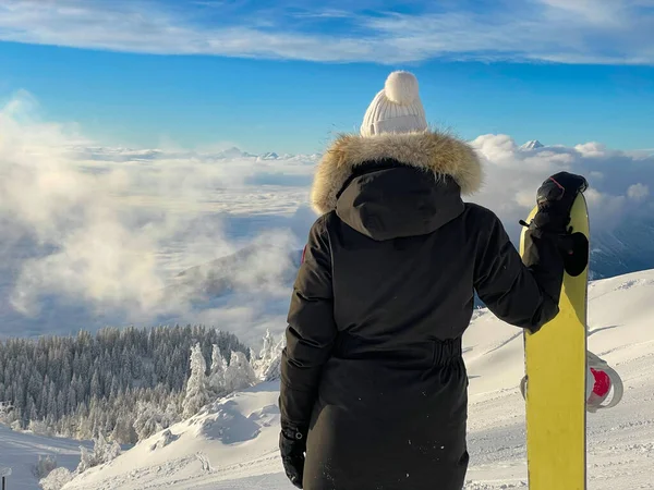 FECHAR UP: snowboarder irreconhecível observa a paisagem deslumbrante wintry. — Fotografia de Stock