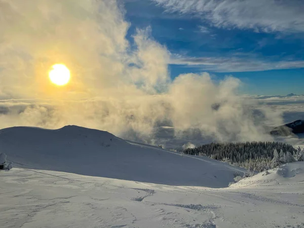 Altın kış sabahı güneşi taze karla kaplı manzaralı kırsalın üzerinde yükseliyor.. — Stok fotoğraf