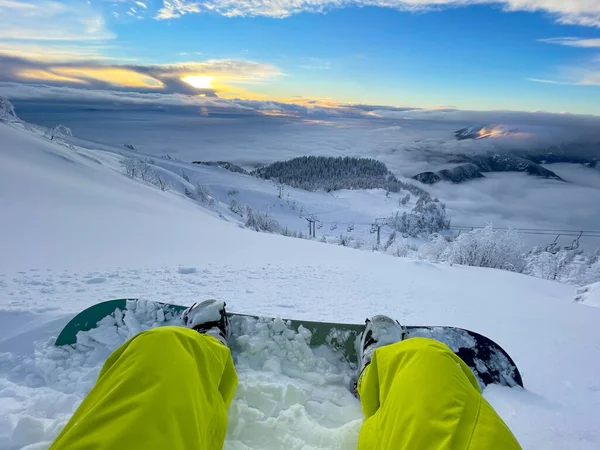 POV: Impresionante vista del paisaje invernal mientras te sientas en la nieve durante el viaje de snowboard —  Fotos de Stock