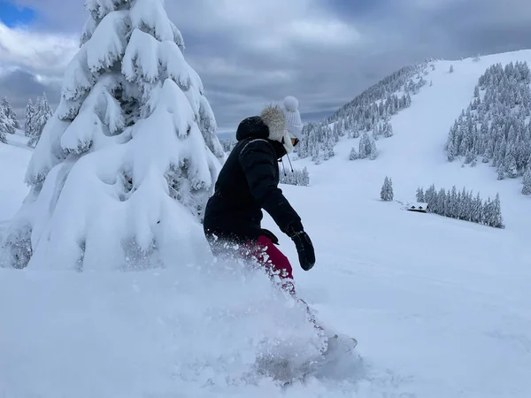 LEZÁRÁS: Fiatal nő aprítja friss por, miközben snowboard a backcountry. — Stock Fotó