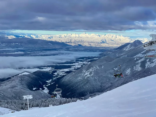 Vista panoramica di uno skilift operativo che sale su un pendio che domina la valle invernale. — Foto Stock