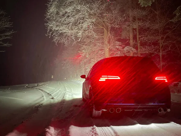 Mavi arabanın kar fırtınasının ortasında durduğu sahnenin görüntüsü.. — Stok fotoğraf