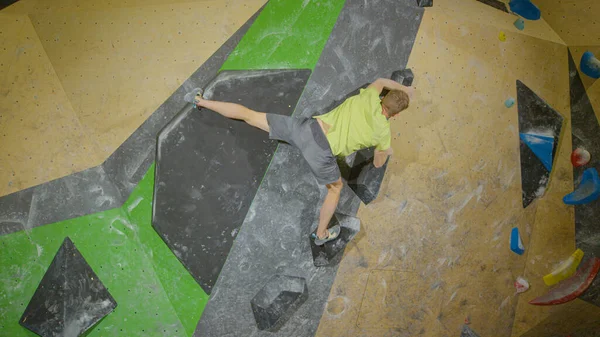 Adembenemende opname van een onherkenbare mannelijke klimmer op een indoor route. — Stockfoto