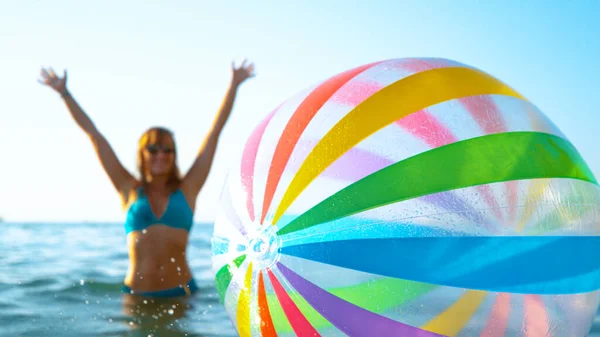 ΚΛΕΙΣΙΜΟ: Ενθουσιασμένη γυναίκα τουρίστρια απολαμβάνει διακοπές παίζοντας με πολύχρωμη μπάλα — Φωτογραφία Αρχείου