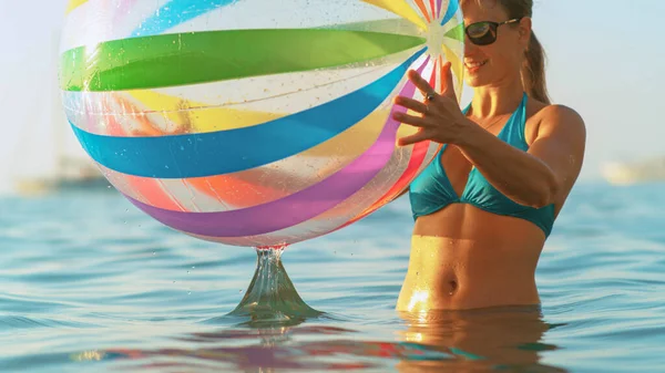 ZÁRVA: Női turista játszik felfújható labdát a nyári vakáció alatt. — Stock Fotó