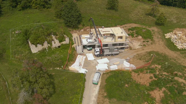 AERIAL: Drone point of view of the assembly process of a prefabricated house. — ストック写真