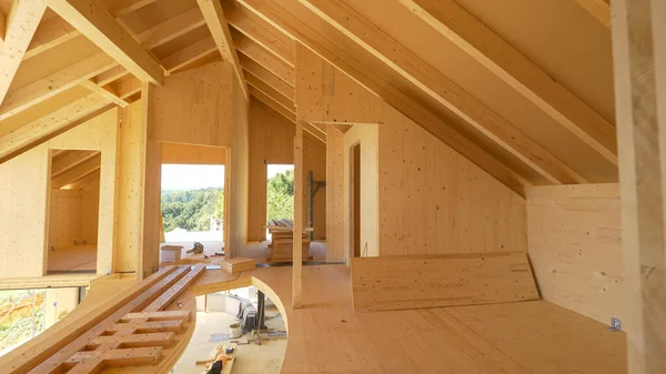 CERRAR: Vista del hermoso interior inacabado de una casa de madera prefabricada. —  Fotos de Stock