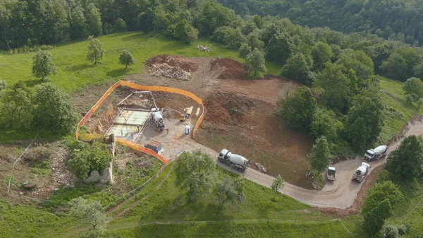 Başka bir araç beton dökerken çimento kamyonu yolda ilerliyor..