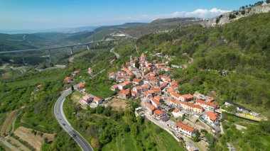 Slovenya 'daki sakin bir köyün yanından geçen muhteşem bir otoban viyadüğü var..