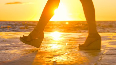 Dişi turist gün batımında Zadar kıyılarında bir gezintiye çıkıyor..