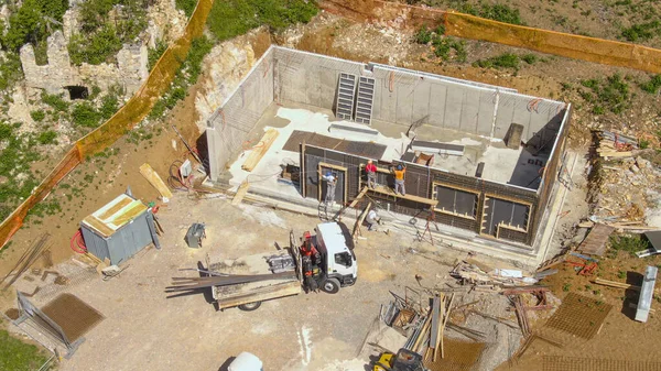 ERIAL:建設中の家にコンクリートを注ぐための壁を準備する労働者 — ストック写真