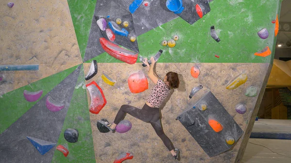 FECHAR-SE: Ajuste treina atleta caucasiana em uma instalação de escalada indoor. — Fotografia de Stock
