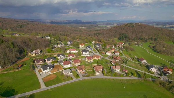 AERIAL: Scénický pohled na luxusní příměstské čtvrti ve svěže zelené Slovinsku. — Stock fotografie